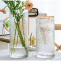 Vase de cylindre à vase en verre orné d'or martelé en or